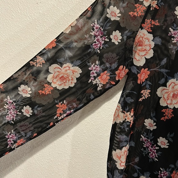 American Eagle Sheer Floral Top - Picture 4 of 4